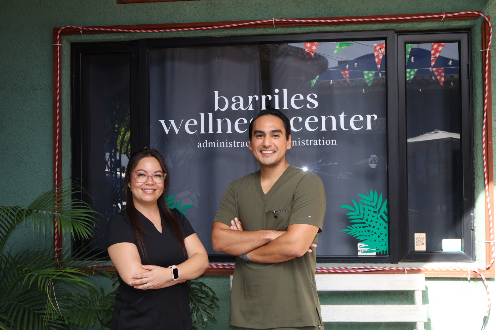 Dr. Guillermo Pérez y Q.C. Cecilia García frente a Los Barriles Health Clinic
